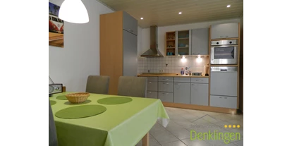 Monteurwohnung - Küche: eigene Küche - Friesenhagen - Küchenzeile mit Essbereich - Ferienwohnung Denklingen