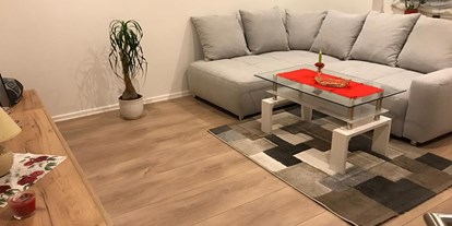 Monteurwohnung - Küche: eigene Küche - PLZ 08428 (Deutschland) - Wohnzimmer mit Couch WHG 2 - Klein aber Fein