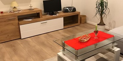 Monteurwohnung - Bettwäsche: Bettwäsche gegen Gebühr - Zwickau - Wohnzimmer mit TV WHG 2 - Klein aber Fein