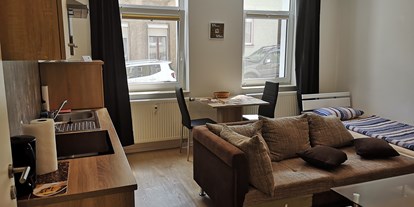 Monteurwohnung - Bettwäsche: Bettwäsche gegen Gebühr - Zwickau - Wohnzimmer mit offener Küche WHG 1 - Klein aber Fein