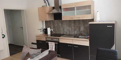 Monteurwohnung - Küche: eigene Küche - Werdau - Wohnzimmer mit Küche WHG 1 - Klein aber Fein