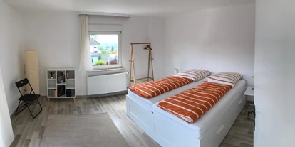 Monteurwohnung - Balkon - PLZ 56203 (Deutschland) - großes Schlafzimmer 1 OG - ★ Ferienhaus mit Netflix/Balkon/Terrasse/Garten ★