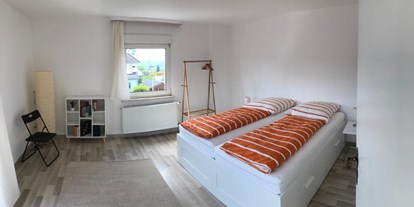 Monteurwohnung - Badezimmer: eigenes Bad - PLZ 56428 (Deutschland) - großes Schlafzimmer 1 OG - ★ Ferienhaus mit Netflix/Balkon/Terrasse/Garten ★