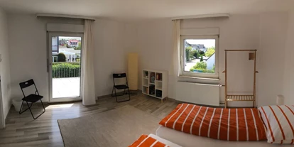 Monteurwohnung - Balkon - PLZ 56203 (Deutschland) - großes Schlafzimmer 1. OG - ★ Ferienhaus mit Netflix/Balkon/Terrasse/Garten ★