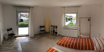 Monteurwohnung - Küche: eigene Küche - Isenburg - großes Schlafzimmer 1. OG - ★ Ferienhaus mit Netflix/Balkon/Terrasse/Garten ★
