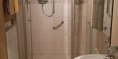 Monteurwohnung - Badezimmer: eigenes Bad - Besitz - Badezimmer...ebenerdige große Dusche. - Ferienwohnung-Bullendorf