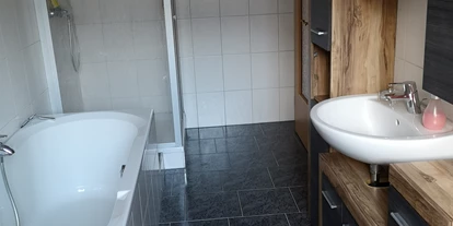 Monteurwohnung - Kühlschrank - Deutschland - Bad mit Dusche und Wanne, Handtücher nach Bedarf vorhanden - Vogtland/Sachsen