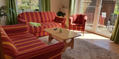Monteurwohnung - PLZ 23566 (Deutschland) - Wohnzimmer mit zwei Schlafsofas - Ferienhaus Ahlers