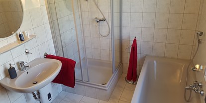 Monteurwohnung - PLZ 23560 (Deutschland) - Bad mit Wanne und Dusche - Ferienhaus Ahlers