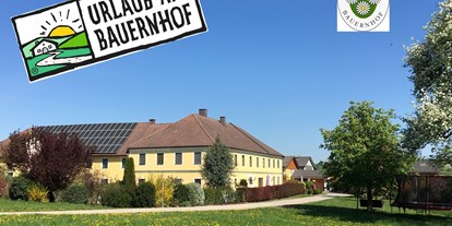 Monteurwohnung - Schaltberg - Hausansicht mit eigener Zufahrtsstraße. Parkpätze befinden sich hinter dem Haus! - Strassbauernhof