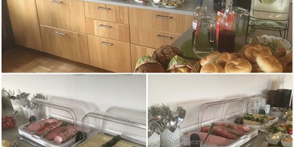 Monteurwohnung - Art der Unterkunft: Gästezimmer - Edelbach - Frühstücksbuffet mit vielen hausgemachten, Bauernhofköstlichkeiten - Strassbauernhof