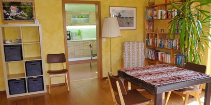 Monteurwohnung - Küche: eigene Küche - Wolpertswende - Wohn- / Schlafzimmer, Blick in die Küche - Ruhe auf dem Land