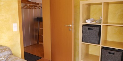 Monteurwohnung - Bettwäsche: Bettwäsche inklusive - Bad Wurzach - Wohn- / Schlafzimmer, Blick in den Eingangsbereich - Ruhe auf dem Land
