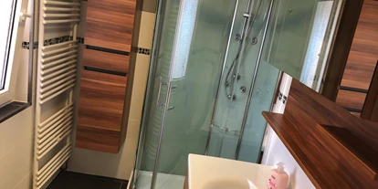 Monteurwohnung - Badezimmer: Gemeinschaftsbad - Breuberg - Dusche WC  - Darina Haus 