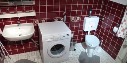 Monteurwohnung - Zimmertyp: Mehrbettzimmer - Sinn Fleisbach - Bad  mit Waschmaschine - Ferienwohnung-Dillenburg-Bonsels