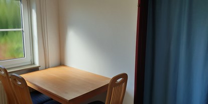Monteurwohnung - Kühlschrank - Untersteinach - Esstisch in Küche - Monteurzimmer blaue Lagune