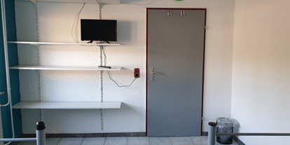 Monteurwohnung - Kühlschrank - PLZ 95367 (Deutschland) - Fernseher + Zusatzregale Zweibettzimmer - Monteurzimmer blaue Lagune