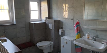 Monteurwohnung - Kühlschrank - PLZ 95367 (Deutschland) - Badezimmer/WC - Monteurzimmer blaue Lagune