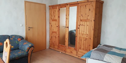 Monteurwohnung - Zimmertyp: Mehrbettzimmer - PLZ 53881 (Deutschland) - Kleiderschrank - Monteurwohnung-Euskirchen - zentrale Lage mit gehobenem Stil