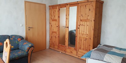 Monteurwohnung - Zimmertyp: Mehrbettzimmer - Zülpich - Kleiderschrank - Monteurwohnung-Euskirchen - zentrale Lage mit gehobenem Stil