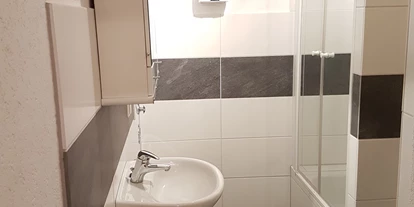 Monteurwohnung - Küche: eigene Küche - PLZ 53881 (Deutschland) - Badezimmer mit Waschbecken, Dusche und WC - Monteurwohnung-Euskirchen - zentrale Lage mit gehobenem Stil