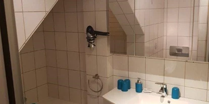 Monteurwohnung - Badezimmer: eigenes Bad - Minheim - Familie Kreten