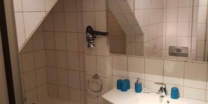 Monteurwohnung - Badezimmer: eigenes Bad - Berglicht - Familie Kreten