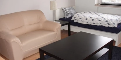 Monteurwohnung - Zimmertyp: Mehrbettzimmer - Zimmer Beispiel 1 (Couch und Couchtisch) - La Vie Zimmervermietung