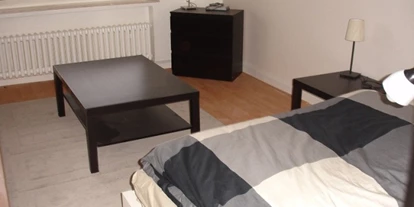 Monteurwohnung - Zimmertyp: Mehrbettzimmer - Boen - Zimmer Beispiel 2 (Bett, Tisch und Nachttisch) - La Vie Zimmervermietung
