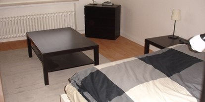 Monteurwohnung - TV - Surwold Börgerwald - Zimmer Beispiel 2 (Bett, Tisch und Nachttisch) - La Vie Zimmervermietung