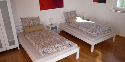Monteurwohnung - Zimmertyp: Doppelzimmer - Kürnbach - Eins von zwei Doppelzimmern mit eigenem Eingang und Zugang zur Terrasse. - Zu Hause auf Zeit