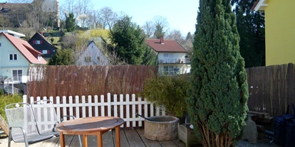 Monteurwohnung - Einzelbetten - Eppingen - Terrasse mit Tischen, Stühlen und Sonnenschirmen - Zu Hause auf Zeit