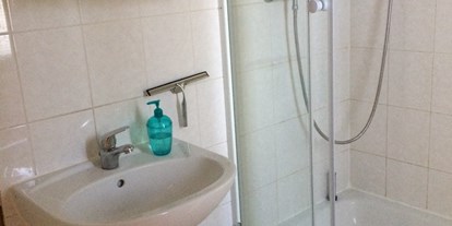 Monteurwohnung - Badezimmer: eigenes Bad - Hirschfelde (Landkreis Barnim) - Eigene Dusche  - Melli‘s Mini-Wohnung 