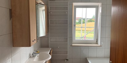 Monteurwohnung - Ostbayern - Wohnungen m. 2 Schlafzimmer je 2 Einzel - Betten,
Bad m. Dusche u.  WC m.Waschbecken, Küche u. m.-Balkon
 - Zimmer in Nähe Vilsbiburg