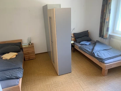 Monteurwohnung - PLZ 84494 (Deutschland) - Schlafzimmer je 2 Einzel - Betten, mit Trennwand 
 - Zimmer in Nähe Vilsbiburg