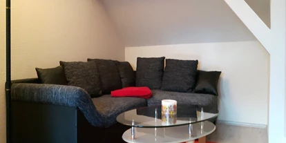 Monteurwohnung - TV - Stücken - Wohnzimmer mit Couch - Ferienwohnung Stadtrandsiedlung