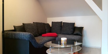 Monteurwohnung - WLAN - Niederer Fläming - Wohnzimmer mit Couch - Ferienwohnung Stadtrandsiedlung