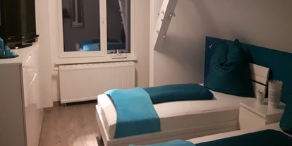 Monteurwohnung - Badezimmer: eigenes Bad - Stücken - Schlafzimmer mit 2 Einzelbetten - Ferienwohnung Stadtrandsiedlung