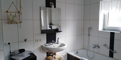 Monteurwohnung - Kühlschrank - PLZ 89160 (Deutschland) -  Modernes Badezimmer    Waschbecken/Badewanne begehbare Dusche und WC - Bettina Dietlicher