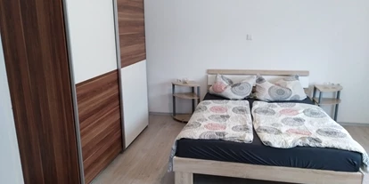 Monteurwohnung - Art der Unterkunft: Ferienwohnung - Ulm Seligweiler - Schlafzimmer 2 mit Doppelbett und 2 Kleiderschränken - Bettina Dietlicher