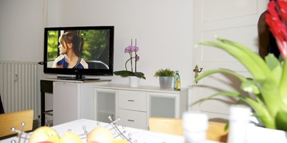 Monteurwohnung - PLZ 22309 (Deutschland) - Monteurzimmer in Hamburg mit TV und Esstisch - Rose