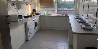 Monteurwohnung - Zimmertyp: Doppelzimmer - PLZ 22527 (Deutschland) - Küche mit Herd, Mikrowelle, Waschmaschine, Trockner - Rose