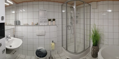 Monteurwohnung - Bettwäsche: Bettwäsche inklusive - PLZ 59889 (Deutschland) - Kompl. eingerichtetes Badezimmer mit Dusche und Badewanne - Tatjana Tillmann
