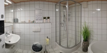 Monteurwohnung - Einzelbetten - Sundern - Kompl. eingerichtetes Badezimmer mit Dusche und Badewanne - Tatjana Tillmann