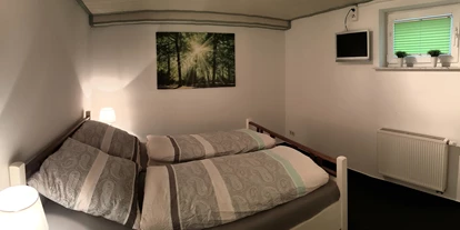 Monteurwohnung - PLZ 58840 (Deutschland) - Schlafzimmer mit Doppelbett, Kleiderschränken und Fernseher. - Tatjana Tillmann