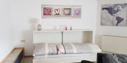 Monteurwohnung - Zimmertyp: Doppelzimmer - PLZ 59889 (Deutschland) - Komfortables Zustell-Bett im Wohnzimmer. - Tatjana Tillmann