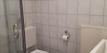 Monteurwohnung - Badezimmer: eigenes Bad - PLZ 61118 (Deutschland) - Duschbad, befindet sich seperat neben dem Appartement  - Haus Günther 