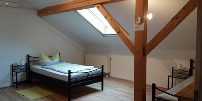 Monteurwohnung - Art der Unterkunft: Ferienwohnung - Aßling - Schlafzimmer DG - Ferienwohnung "Zellbachblick"