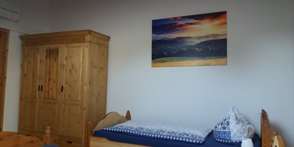 Monteurwohnung - Aßling - Schlafzimmer DG - Ferienwohnung "Zellbachblick"