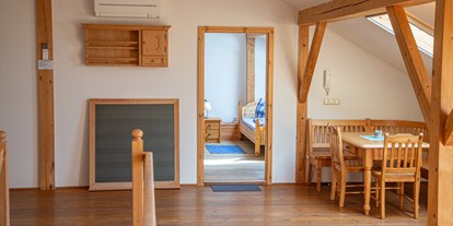 Monteurwohnung - Zimmertyp: Mehrbettzimmer - Aßling - Sitzgelegenheit DG Galerie - Ferienwohnung "Zellbachblick"